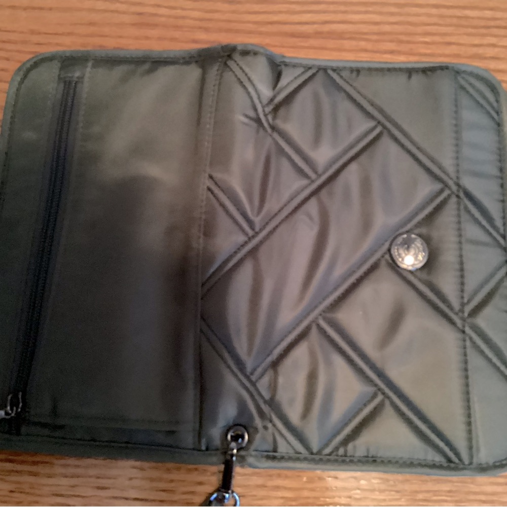 Lug Zeppelin Wallet. In excellent condition.  Olive color.